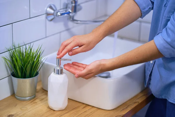 人は液体抗菌石鹸で浴室の流しの手を洗う ウイルス 微生物 細菌からの毎日の保護と予防 — ストック写真