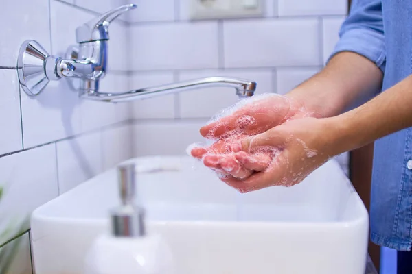 Osoba Myje Ręce Umywalce Mydłem Antybakteryjnym Codzienna Ochrona Przed Wirusami — Zdjęcie stockowe