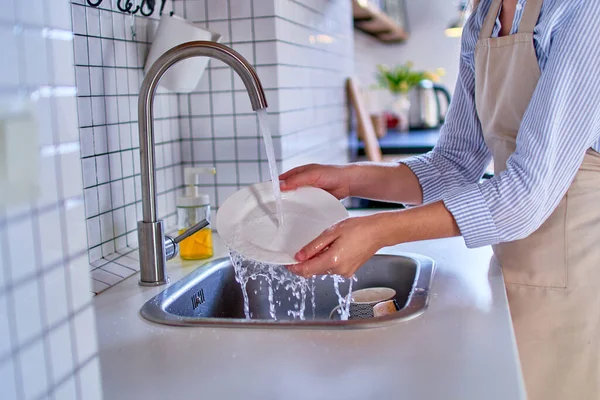 女性洗濯板でホワイトモダンキッチンクローズアップ — ストック写真