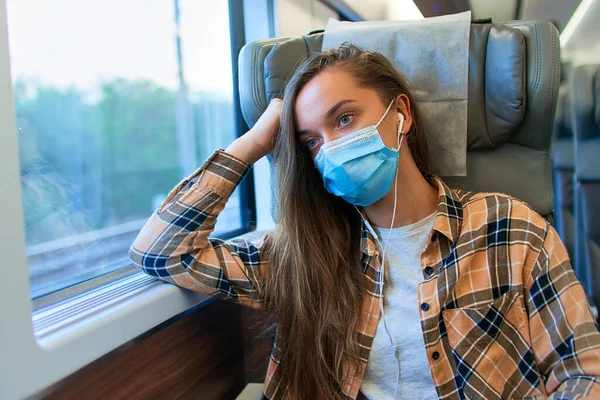 Pasajera Joven Con Máscara Médica Auriculares Blancos Mientras Viaja Tren — Foto de Stock