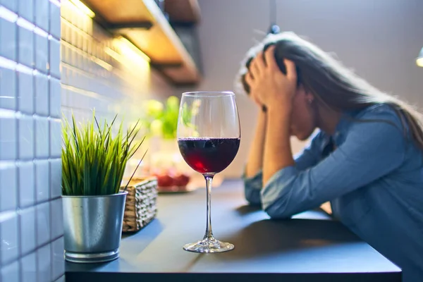 孤独落ち込んでいる飲酒女性苦しみますアルコール中毒虐待とともに赤ワイングラス一人で家に — ストック写真