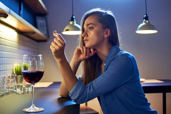 Eenzame Depressieve Ongelukkige Overstuur Pensive Vrouw Met Trouwring Rode Wijn — Stockfoto