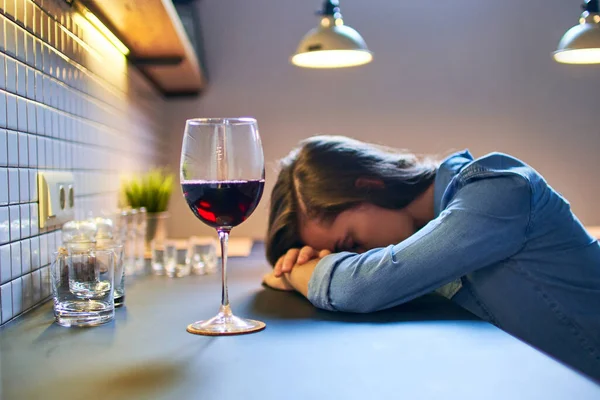 一个人在家 一个人喝红酒 对酗酒成瘾的女人感到很沮丧 — 图库照片