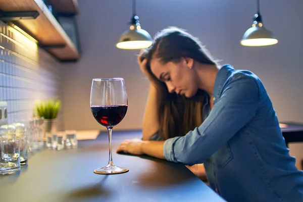 寂しいです落ち込んで不幸な飲酒女性に苦しみますアルコール中毒虐待とともに赤ワイングラス一人で家に — ストック写真