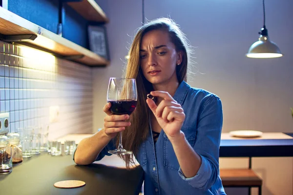 Yalnız Mutsuz Üzgün Düşünceli Evlilik Yüzüğü Kırmızı Şarap Kadehiyle Bir — Stok fotoğraf