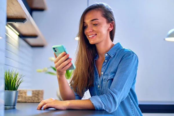 Jovem Atraente Casual Feliz Sorrindo Menina Milenar Usando Smartphone Para — Fotografia de Stock