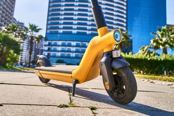 Elektrische Scooter Voor Snelle Mobiele Eco Vriendelijke Actieve Rijden Door — Stockfoto
