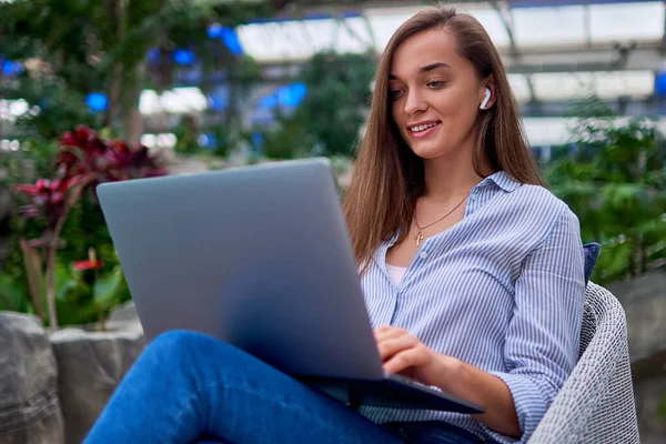 Moderna Mujer Freelancer Inteligente Trabajando Remotamente Línea Una Computadora Portátil —  Fotos de Stock