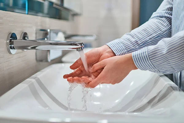 Osoba Myjąca Ręce Pod Bieżącą Wodą Łazience — Zdjęcie stockowe