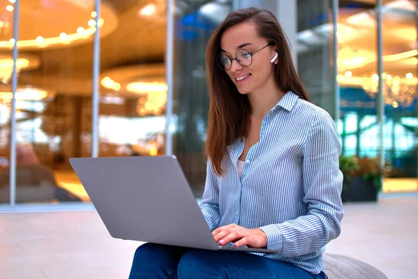 現代の幸せなカジュアルスマートビジネス女性リモートコンピュータでオンラインで作業 — ストック写真