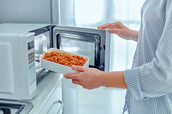 Female Hands Warming Container Food Modern Microwave Oven Snack Lunch — Stock Photo, Image
