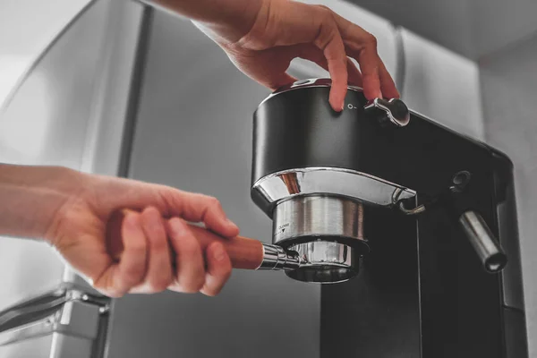 Weibliche Hände Halten Portafilter Und Bereiten Mit Einer Modernen Kaffeemaschine — Stockfoto