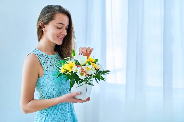 Mooie Vrolijke Jonge Glimlachende Vrouw Met Decoratieve Kleurrijke Heldere Verse — Stockfoto