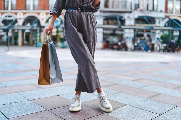 Stijlvolle Modieuze Vrouw Shopaholic Met Papieren Boodschappentassen Wandelingen Het Centrum — Stockfoto