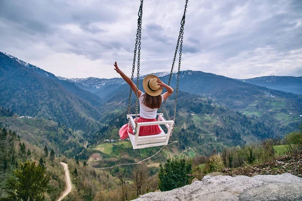 Free Romantic Woman Traveler Open Arms Enjoying Swinging Heavenly Swing — Stock Photo, Image