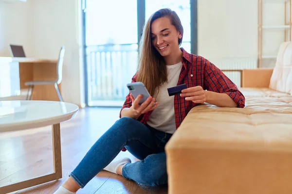 Krásná Ležérní Šťastný Moderní Mladá Dívka Pomocí Smartphone Kreditní Karty — Stock fotografie