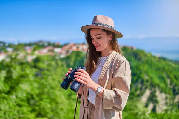 Cute Happy Joyful Smiling Young Girl Traveler Wearing Hat Binoculars — Stock Photo, Image