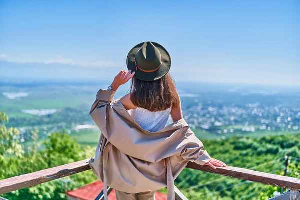 旅行者の女の子を着て単独で立ち 距離を見て帽子を感じた 美しい自由の瞬間の生活と自然の中で穏やかな静かな静かな穏やかな雰囲気をお楽しみください バックビュー — ストック写真