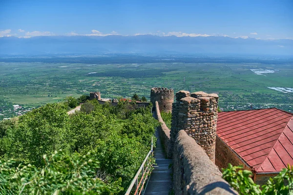 Sighnaghi 'nin aşk şehri Gürcistan' ın Kakheti bölgesindeki ünlü Gürcistan Alazani Vadisi 'ne bakan eski kalenin manzarası. 