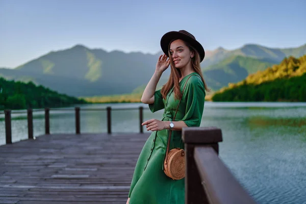 Портрет Счастливой Милой Улыбающейся Привлекательной Путешественницы Шляпе Зеленом Платье Стоящем — стоковое фото