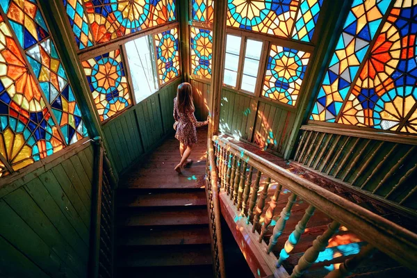 Kobieta Drewnianych Schodach Kolorowym Balkonem Kalejdoskopowym Starym Zabytkowym Domu Mieście — Zdjęcie stockowe