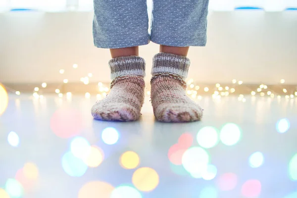 Γυναικεία Πόδια Που Φορούν Ζεστό Χειμώνα Πλεκτά Κάλτσες Στο Σπίτι Εικόνα Αρχείου