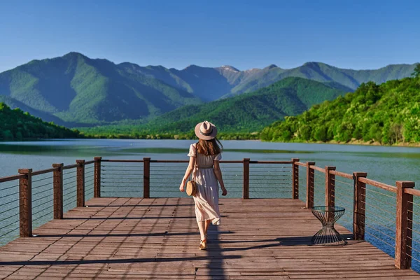 Chica Viajera Pie Sola Muelle Mirando Lago Las Montañas Hermoso Imagen De Stock