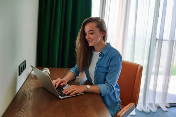 Millennial Feliz Sorrindo Caucasiano Menina Freelancer Sentar Mesa Quarto Hotel Imagem De Stock