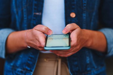 Cep telefonu kullanan kadın.