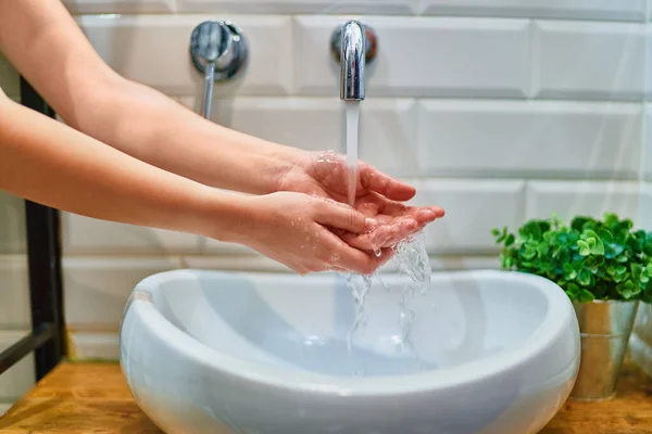 自宅のバスルームで水道水を実行している女性の手 感染症 ウイルスに対する予防と保護 — ストック写真