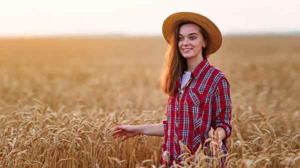 Portrét Roztomilé Mladé Šťastné Usměvavé Ženy Farmář Stojí Sám Při — Stock fotografie