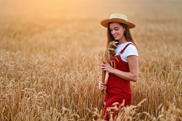 Glücklich Lächelnd Attraktive Niedliche Freie Junge Frau Trägt Strohhut Und — Stockfoto