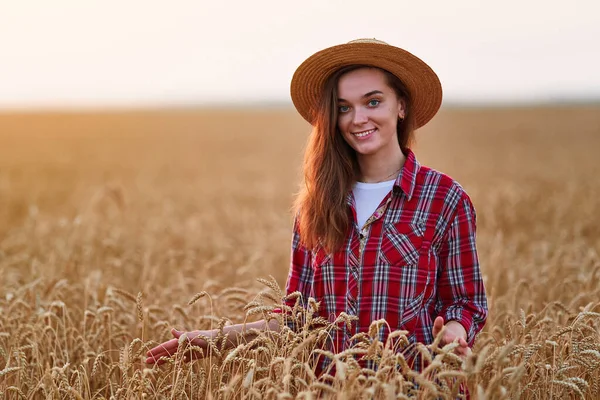 Portrét Roztomilé Spokojené Mladé Šťastné Usměvavé Krásné Ženy Farmář Stojí — Stock fotografie