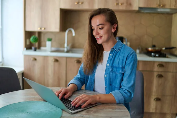 Glückliche Junge Erfolgreiche Millennial Smart Girl Freelancer Arbeiten Online Auf — Stockfoto