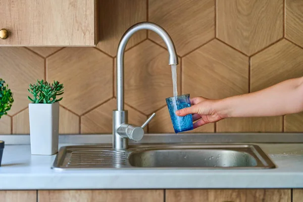 Sağlıklı Içecekler Için Mutfaktaki Bardağa Arıtılmış Filtrelenmiş Musluk Suyu Dökülüyor — Stok fotoğraf