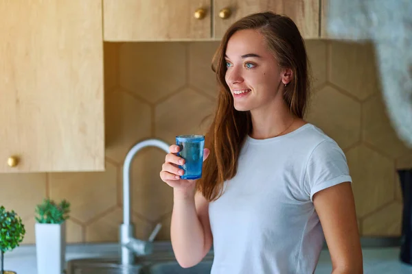 Retrato Feliz Bonito Sorrindo Mulher Atraente Segurando Vidro Com Água — Fotografia de Stock
