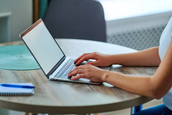 Vrouwelijke Handen Typen Laptop Toetsenbord Met Open Witte Blanco Display — Stockfoto