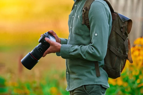 Backpacker Man Fotograaf Met Een Dslr Camera Handen — Stockfoto