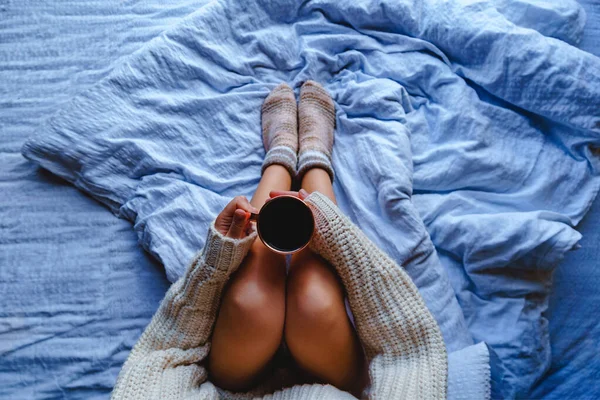 Gezellige Vrouw Een Warme Trui Gebreide Sokken Zittend Een Zacht — Stockfoto