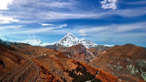 Τοπίο Μαγευτικό Γραφικό Διάσημο Βουνό Kazbegi Στη Γεωργία Χώρα — Φωτογραφία Αρχείου