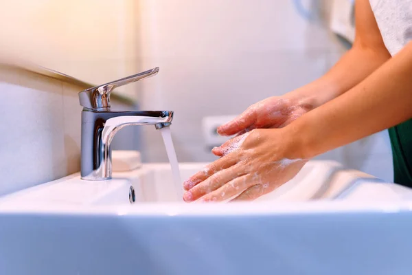 Weibchen Waschen Ihre Hände Mit Flüssiger Desinfektionsseife Und Fließendem Wasser — Stockfoto