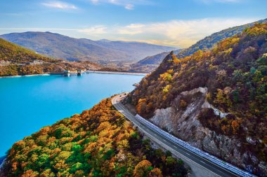 Gürcistan 'ın turkuvaz suyu ile Ananuri Gölü' nün Zhinvali Barajı Manzarası