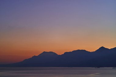 Gün batımında gizemli sisli dağların silueti