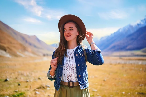 Bir Dağ Vadisinde Seyahat Eden Genç Çekici Bir Kızın Portresi — Stok fotoğraf