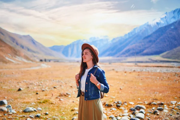 山の谷を旅するヒッピーの若いかわいい魅力的な笑顔の女の子の旅行者の肖像画 — ストック写真