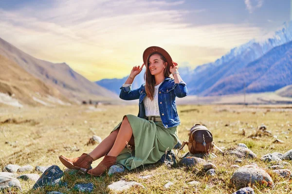 山の谷を旅するヒッピーの若いかわいい魅力的な笑顔の女の子の旅行者の肖像画 — ストック写真