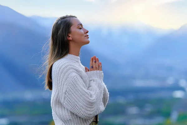 穏やかな穏やかな静かな静かな女性の祈りの位置に手と思考の中で一人で立って目を閉じた 心の気分と精神衛生 — ストック写真