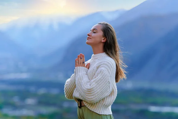 穏やかな穏やかな静かな静かな女性の祈りの位置に手と思考の中で一人で立って目を閉じた 心の気分と精神衛生 — ストック写真