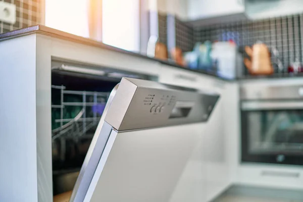 Открыть Дверь Посудомоечной Машины — стоковое фото