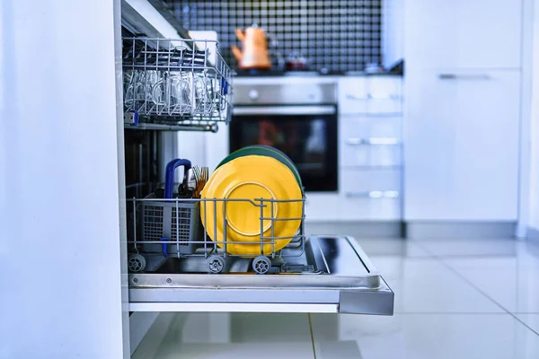 Open Dishwasher Shiny Clean Dishes White Home Kitchen — Stock Photo, Image